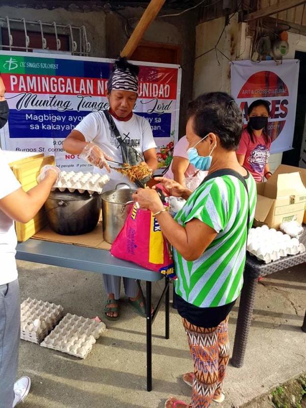 Paco - busy didtributing the pansit.